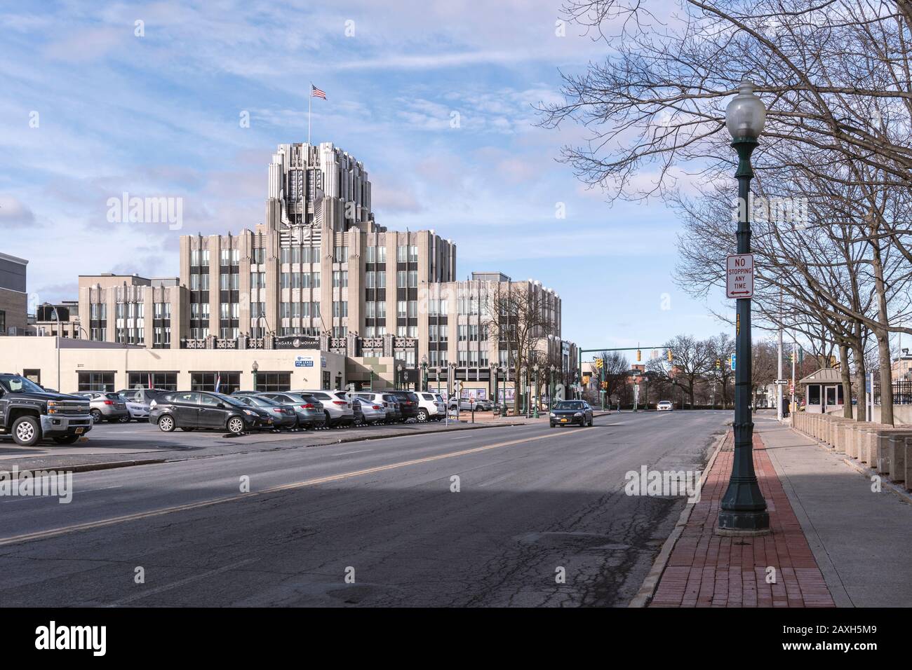 Syracuse, NEW YORK - 05 FÉVRIER 2020 : vue sur la rue de l'édifice Mohawk de Niagara en arrière-plan. Banque D'Images