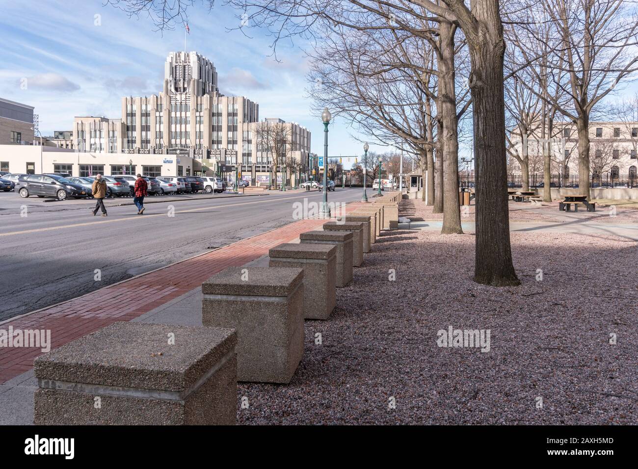 Syracuse, NEW YORK - 05 FÉVRIER 2020 : vue sur la rue de l'édifice Mohawk de Niagara en arrière-plan. Banque D'Images