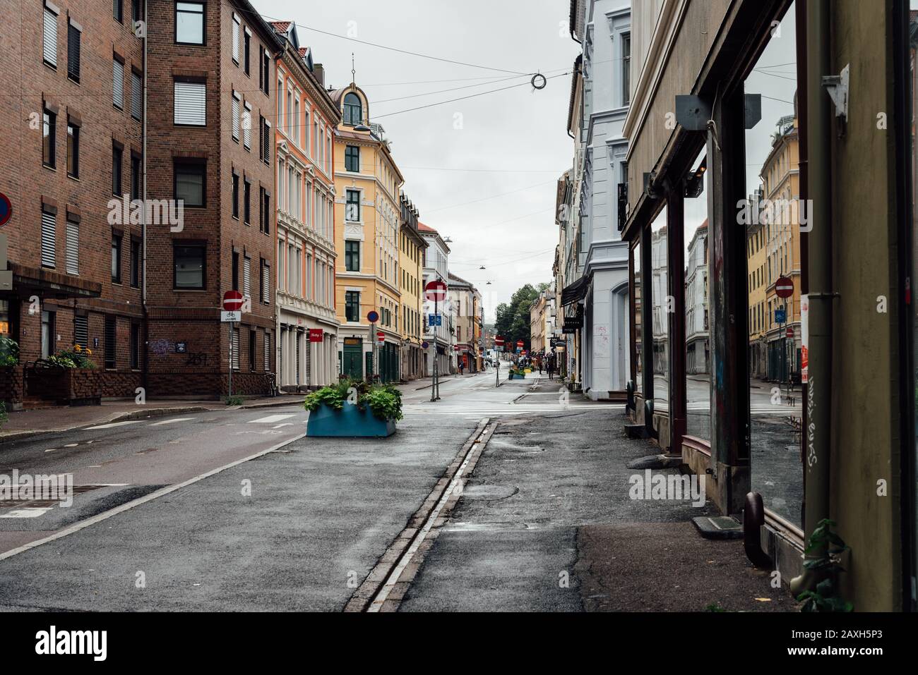 Oslo, Norvège - 11 août 2019 : rue de Grunerlokka, un quartier branché de hipster dans le centre d'Oslo. Pluie estivale Banque D'Images