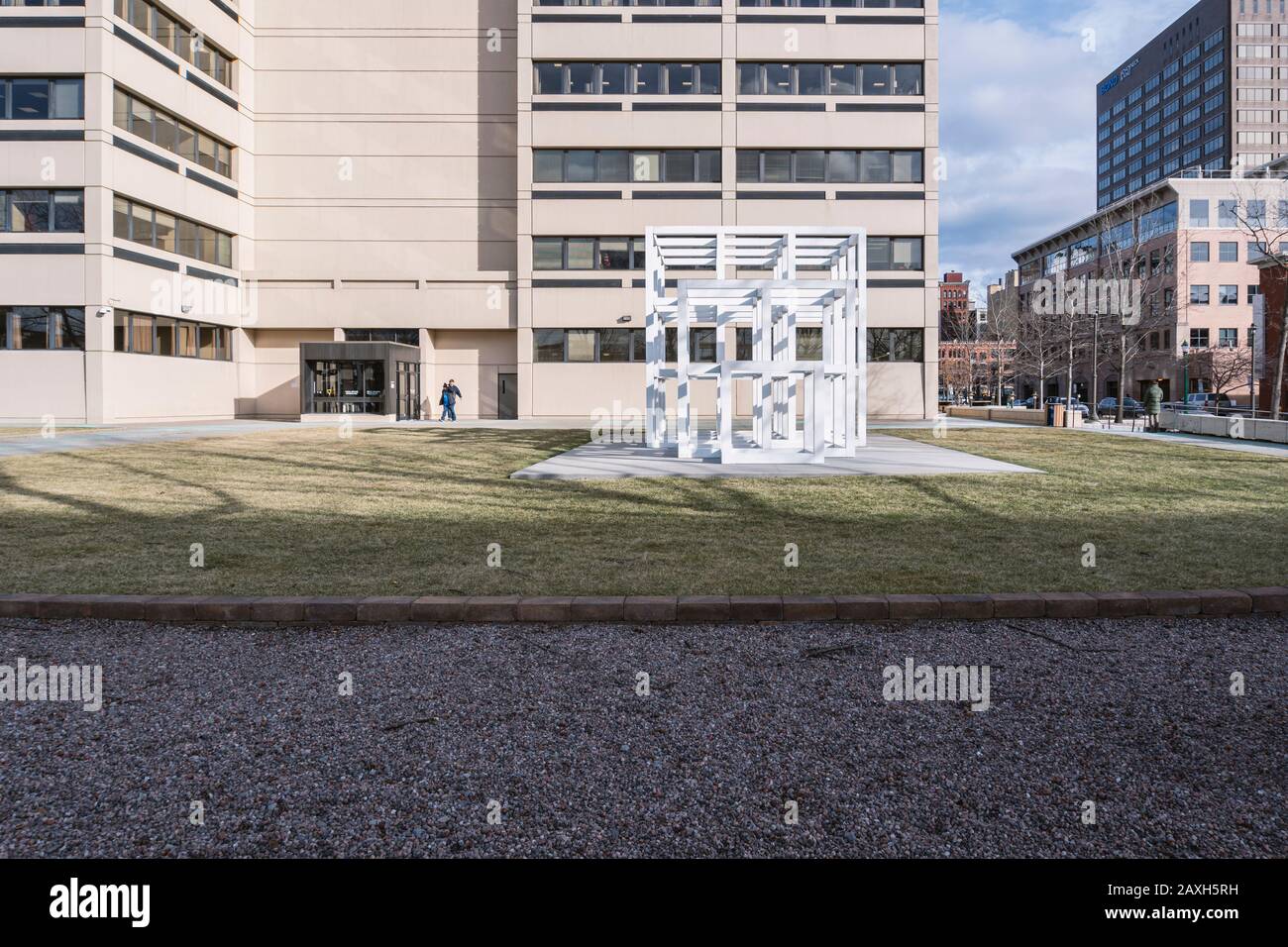 Syracuse, NEW YORK - 05 FÉVRIER 2020 : gros plan du bâtiment de l'administration de la sécurité sociale avec le monument Windows dans le Foreground. Banque D'Images