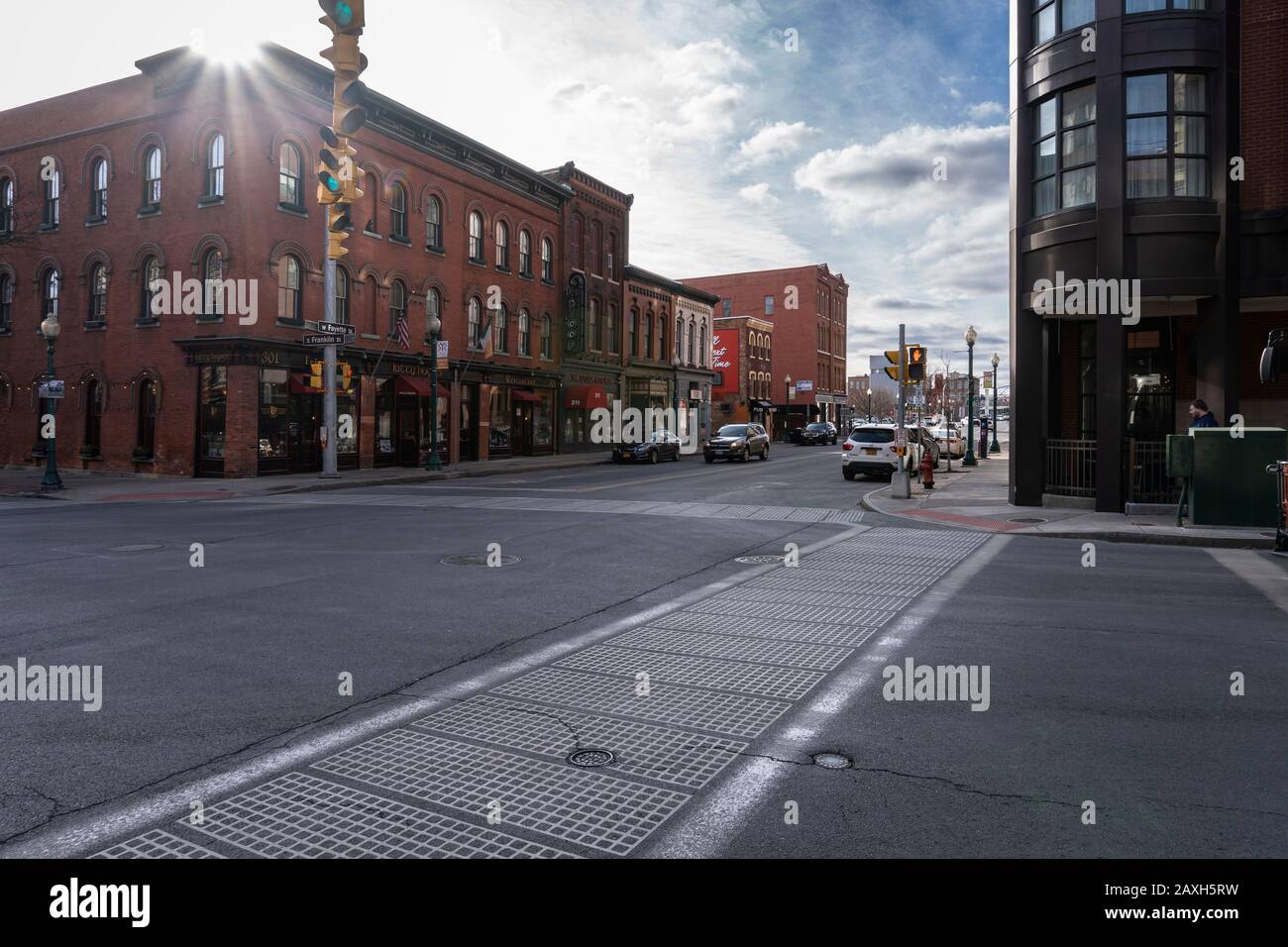 Syracuse, NEW YORK - 05 FÉVRIER 2020 : vue sur la rue de Fayette St et Franklin St avec le bâtiment Vinatges dans la vue. Banque D'Images