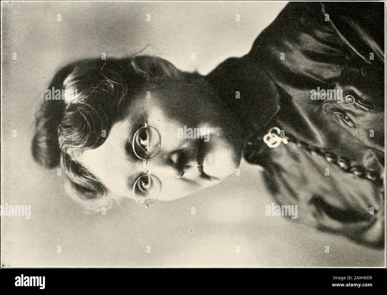 Histoire d'Orange County, Californie : avec des croquis biographiques des hommes et des femmes de premier plan du comté qui ont été identifiés avec sa première croissance et développement de la période des premiers jours au présent . tions de celui-ci, de sorte qu'il se compose de soixante-cinq acres. Bien que situé à Rivera, Stephen M. Smith était uni en mariage avec MissEmma Montgomery, la fille de M. et Mme H. L. Montgomery de cet endroit.Trois enfants y sont nés — Claude Edgar, Guy et Matilda. Claude EdgarSmith est né à Rivera, le 16 janvier 1887, et là, ses premiers jours scolaires n'étaient pas acceptés. Plus tard, lorsque le f Banque D'Images