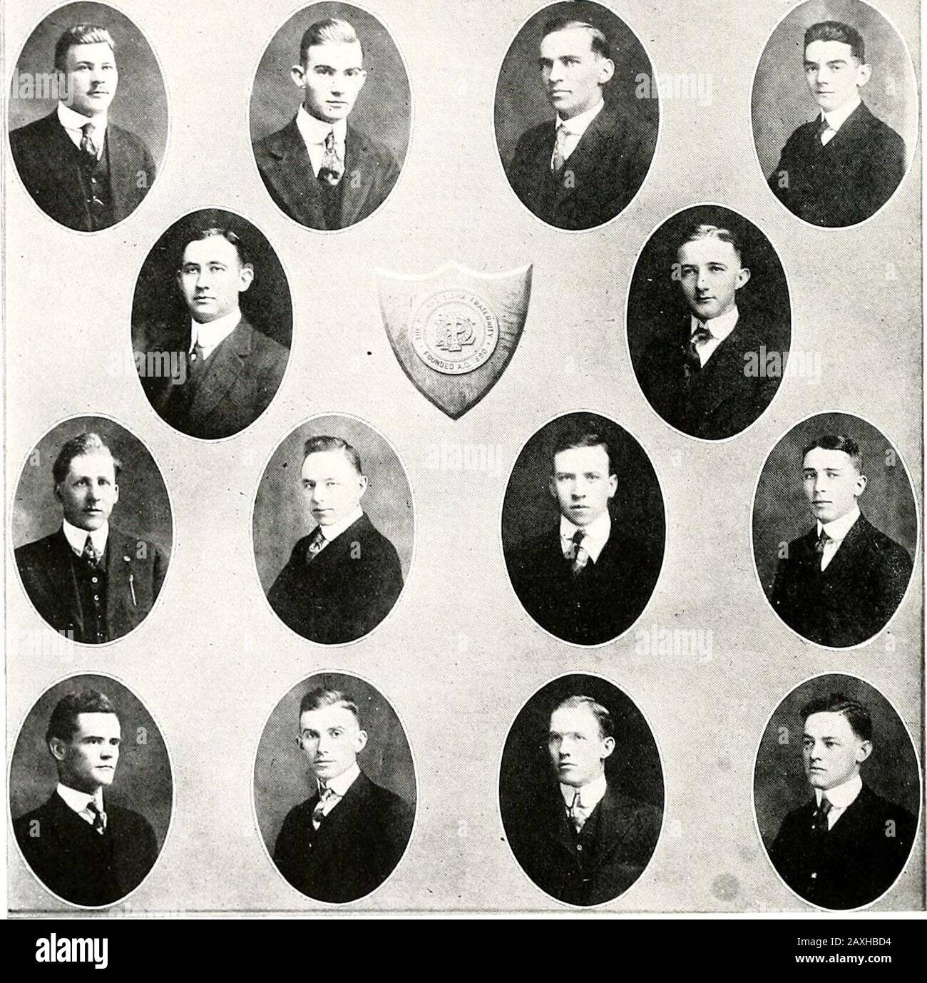 Radiographie . Phi RHO SIGMA LE 19 16 X-RAY 151 Phi Rho Sigma Upsilon Chapitre établi, 28 avril 1905 FRATRES À COLLEGIO Carroll, P. M.Gilmer, W. P.Glover, E. T. Classe de 1916Graham, C. F.Johnston, H. C.Nelson, Wm. Smith, P. S.Stafford, F. B. Cook, S. S.Devine, C. J. Classe de 191/Harwood, J. M.Northington, P. O.Snead, G. C. Vann, J. W.Whitehurst, E. B. Drewery, W. L. Classe de 1918 Peters, I. T. Siewers, A. B. Classe de 1919Lewis, P. S. 152 THE 1916 X-RAY Phi Rho Sigma FRATRESIN FACULTATE Brodnax. John W. Fravel. R. C. Miller, Roshier W. Budd, S. W. Geisinger. J. F. Murrell, T. W. Bullock. H. A. Banque D'Images