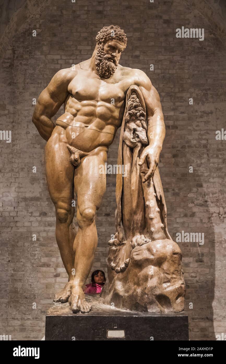 Farnese hercules statue Banque de photographies et d'images à haute  résolution - Alamy