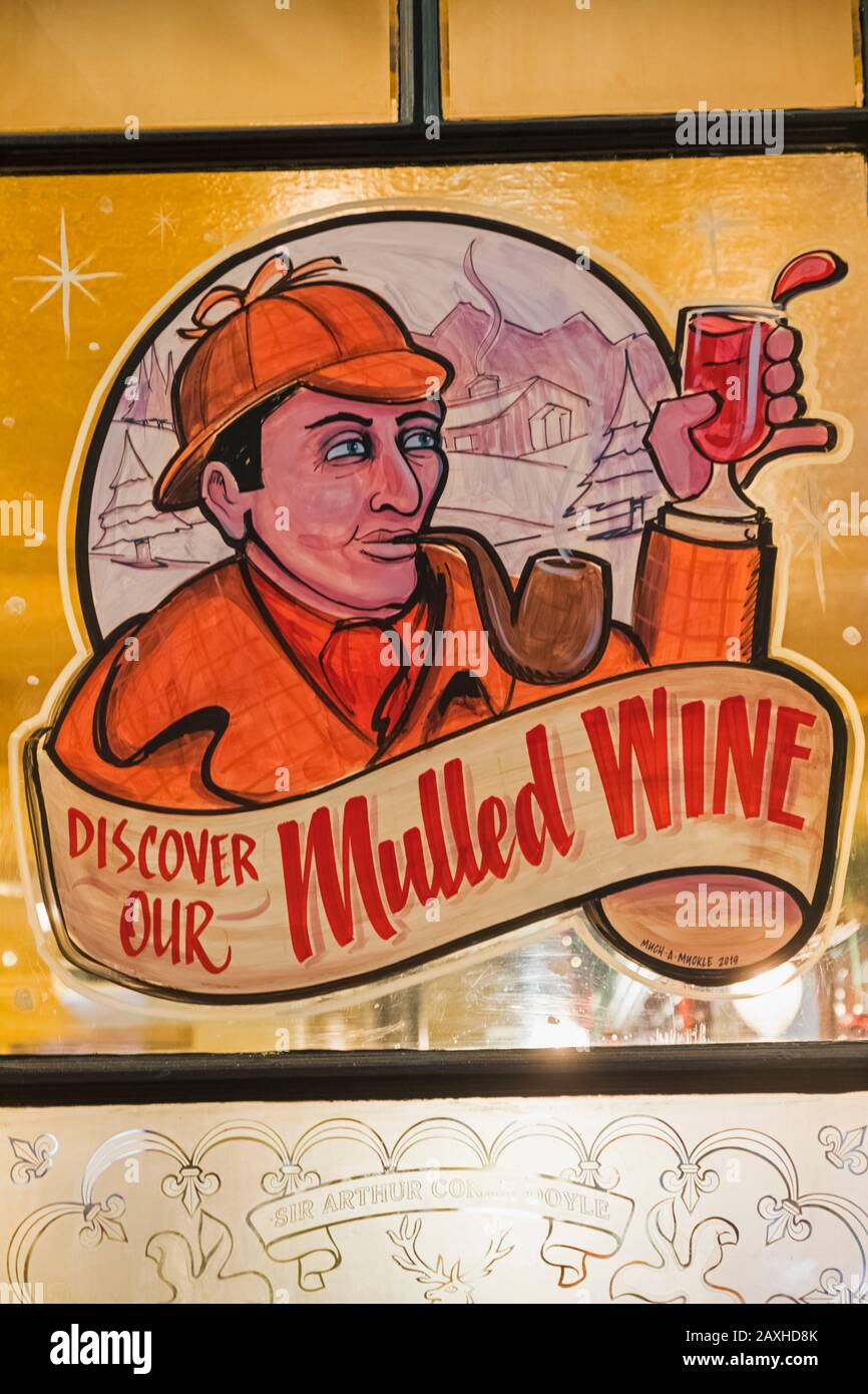Angleterre, Londres, Embankment, The Sherlock Holmes Pub, Window Painting Représentant Sherlock Holmes Boire Du Vin Chaud À Noël Banque D'Images
