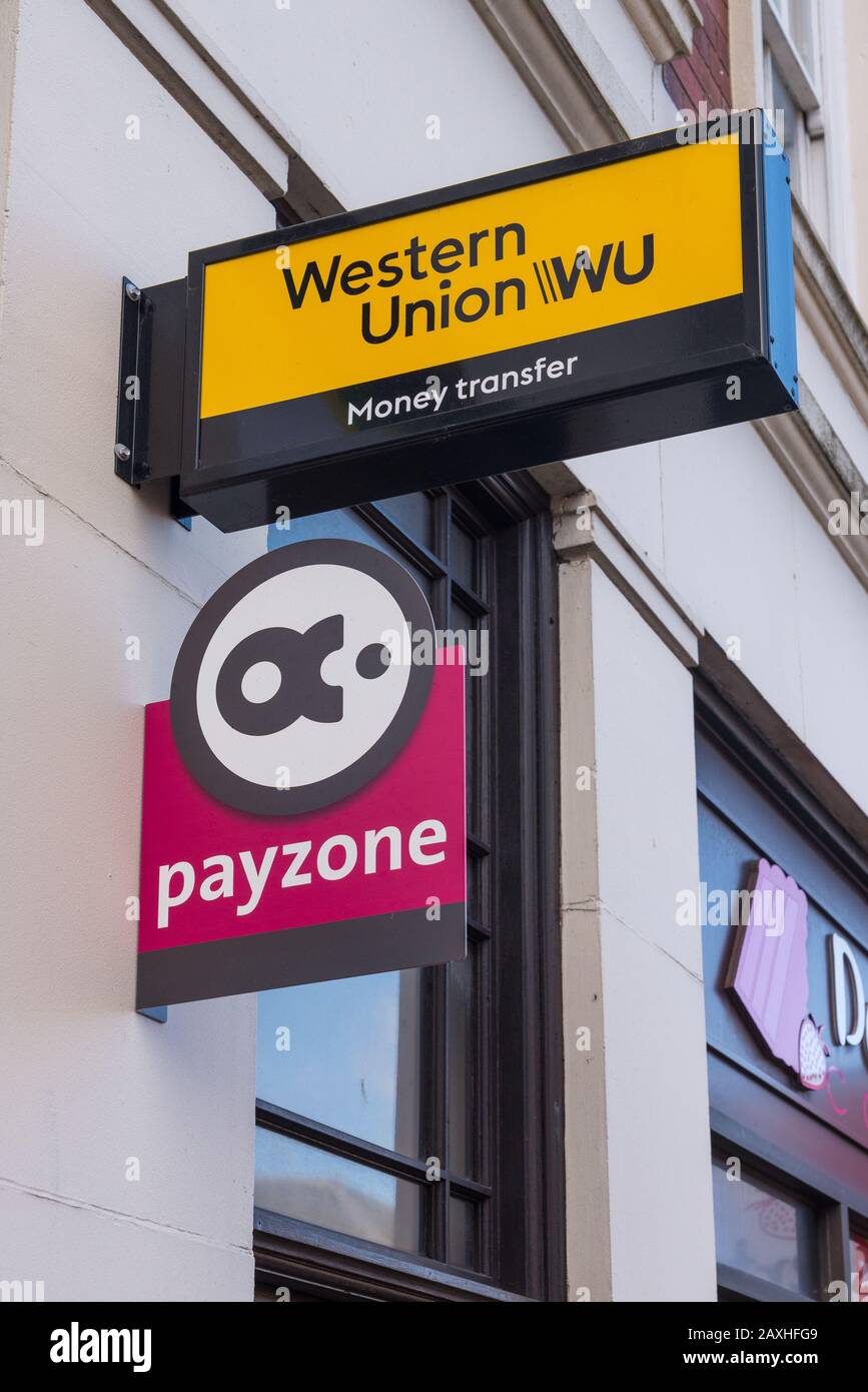 Signez en dehors de la publicité de magasin Payzone et les services de transfert d'argent de Western Union Banque D'Images