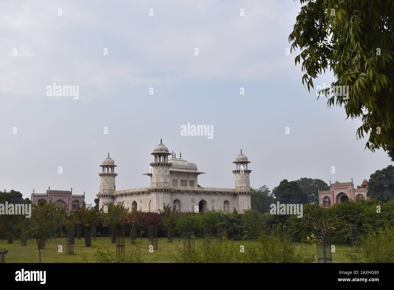 Vue de face, mausolée de la tombe d'Etmadudaula ou d'Itmad-ud-Daula souvent considérée comme une ébauche du Taj Mahal. Agra, Uttar Pradesh, Inde Banque D'Images