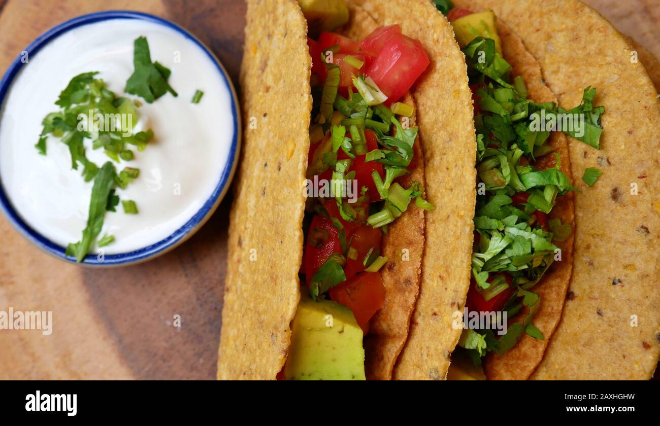 Veggie Tacos pour Le Déjeuner avec de la crème aigre Banque D'Images