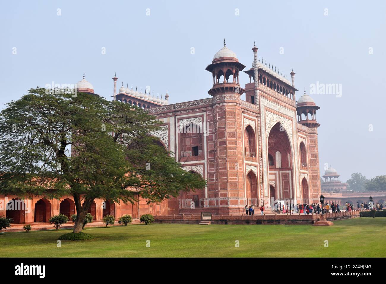 Agra, Uttar Pradesh, Inde, janvier 2020, Vue Latérale de Darwaja-i-rauza la porte des jardins du Taj Mahal Banque D'Images