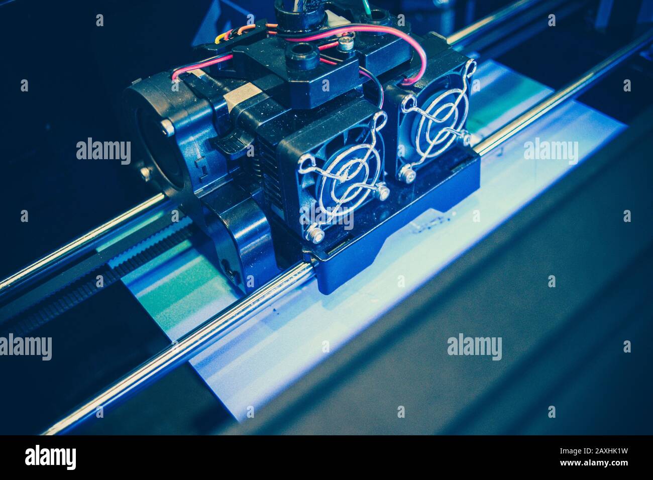 Imprimé par les objets imprimante 3d. Trois dimensions automatique imprimante 3d effectue la maquette plastique en laboratoire. Technologie d'additif moderne progressive Banque D'Images