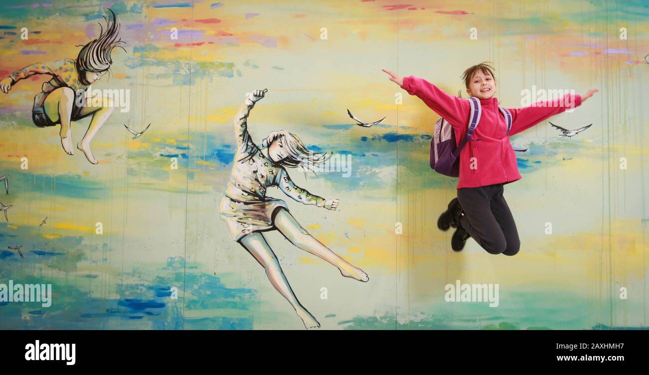 Emma Rossetti, âgée de 6 ans, interagit avec l'artiste de Rome Alice Pasquini??s ???Above the Lines????, l'une des œuvres d'art les plus photographiées du monde, qui a été recréée à Heathrow dans le cadre de l'aéroport ???s BID de devenir le plus ????Instagrammed??? aéroport dans le monde. Banque D'Images