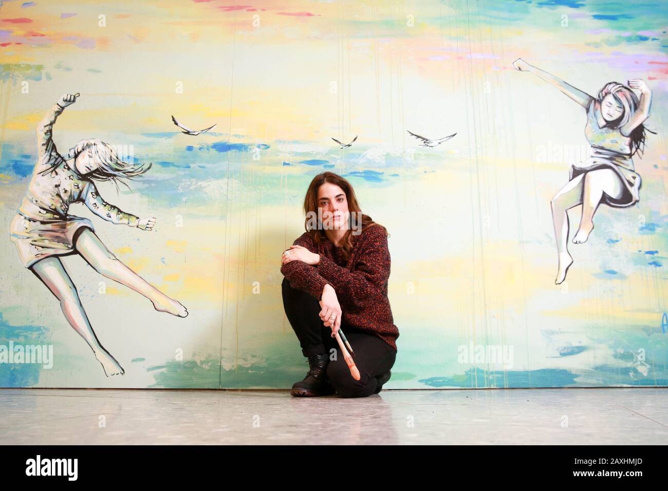 L'artiste Alice Pasquini de Rome, recrée ???Above the Lines???, un des plus photographiés des œuvres d'art de rue du monde, à Heathrow dans le cadre de l'aéroport ???s BID de devenir le plus ???Instagrammed???? aéroport dans le monde. Banque D'Images