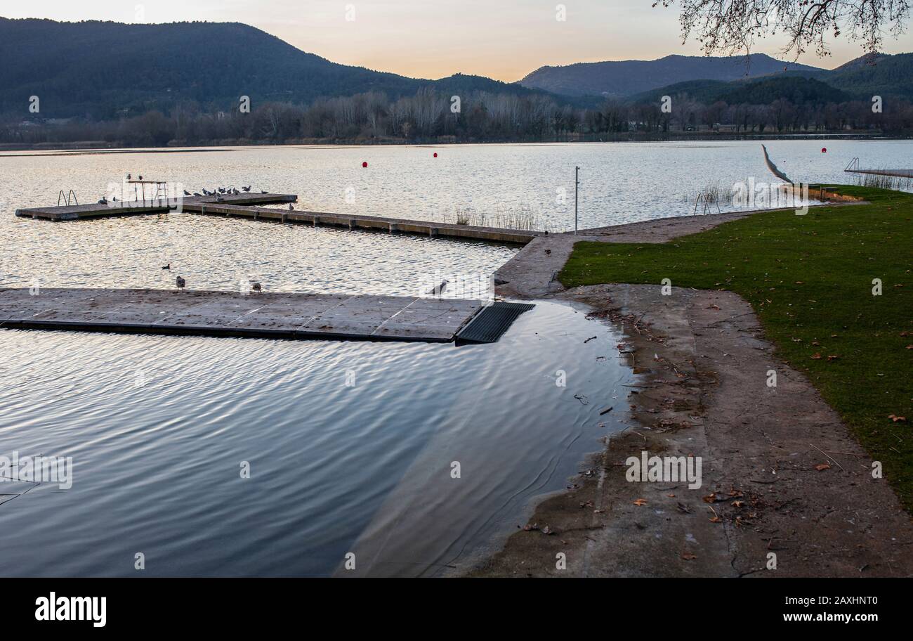 Equipements de baignade au Lac de Banyoles, Gérone, Catalogne, Espagne  Photo Stock - Alamy