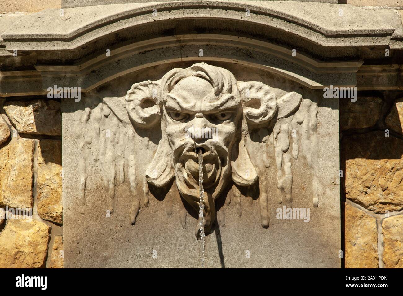 Fontaine avec une tête de diable dans la ville d'Annecy En France Banque D'Images