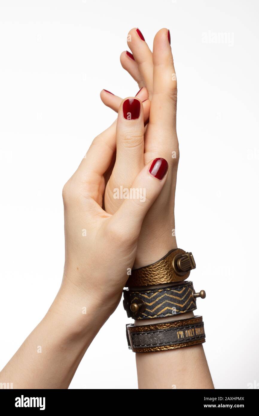 Photo verticale des mains de femmes portant des bracelets Banque D'Images