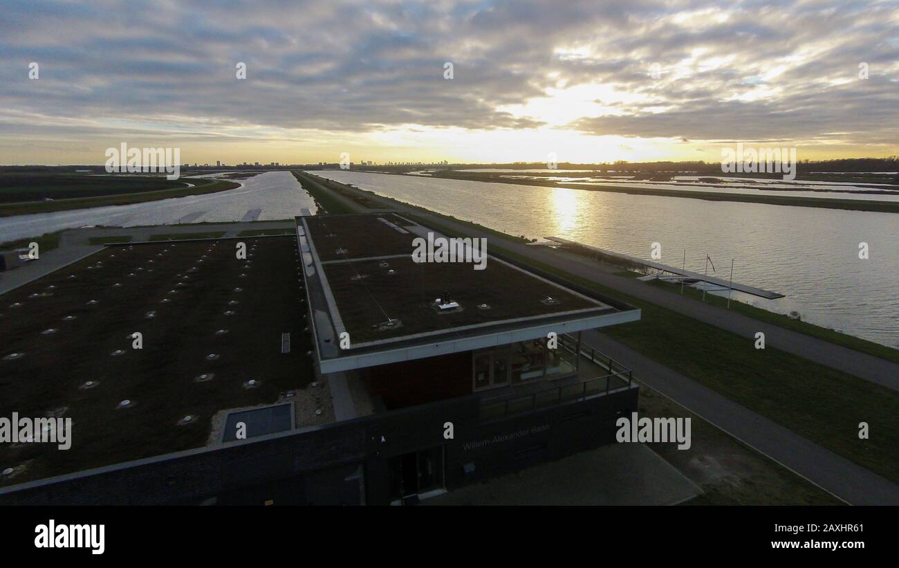 Cours d'aviron aux pays-Bas près de Rotterdam au coucher du soleil Banque D'Images