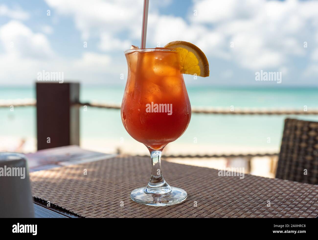 Gros Plan If Et Cocktail D Orange Avec Un Citron Dans Le Cafe De La Plage A Aruba Photo Stock Alamy