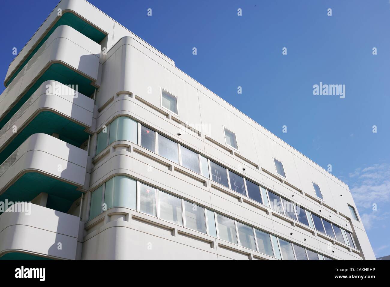 Bâtiment hospitalier blanc moderne avec ciel au Japon Banque D'Images