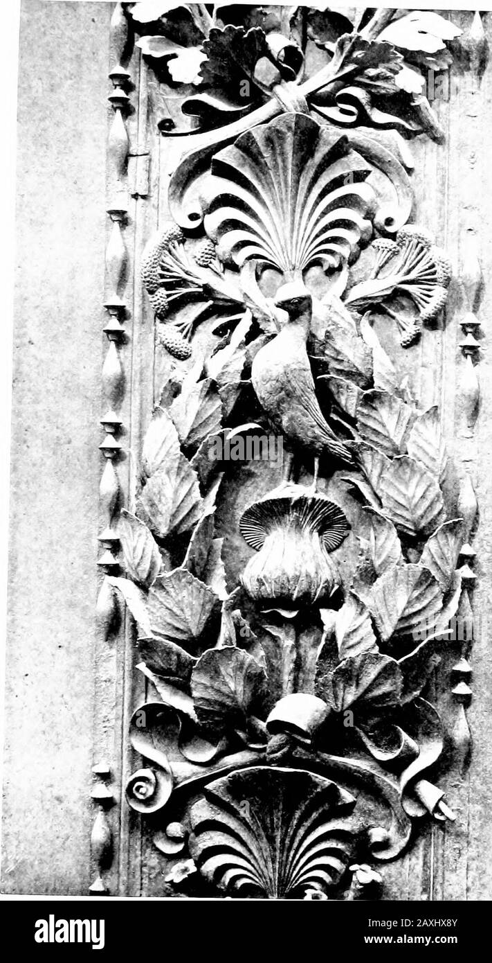 Dinanderie; une histoire et une description de l'œuvre d'art de mediæval en cuivre, laiton et bronze . portes toureuses de Tolède et Cordova weont déjà suffisamment parlé dans notre histoire de l'œuvre espagnole; et nous avons maintenant à traiter des portes qui ont été faites forthe baptistère de Florence. La première et certainement la beauté mostbelle de ces portes a été la paire faite par Andrea Pisano en 1330, comme l'inscription suivante sur ces dossiers :— ANDREAS VGOLINI NINI ME FECIT A.D. MCCCXXX. La porte, dont nous donnons une illustration (Frontispiece), est madein deux feuilles de quatorze panneaux chacun, chaque panneau ayant un sous-jec Banque D'Images