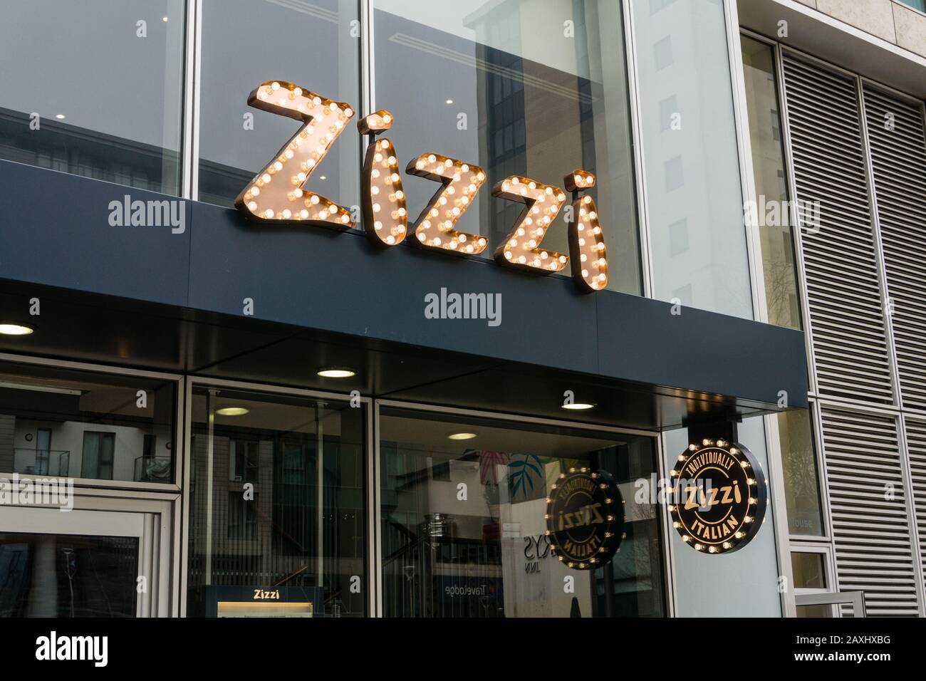 Panneau lumineux pour Zizzi, le restaurant de la chaîne italienne, The Hub, Milton Keynes, Royaume-Uni Banque D'Images