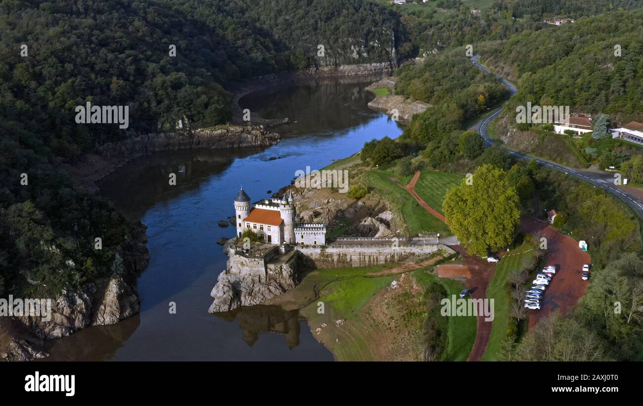 Vue aérienne sur le beau château de la Roche est un magnifique château restauré à Saint-Priest-la-Roche à Roanne, France sur une île du lac Banque D'Images