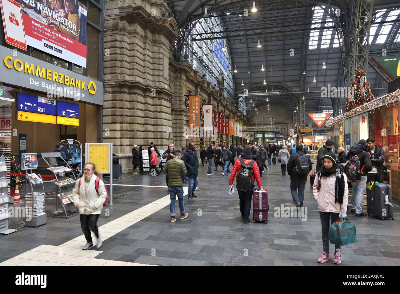 Francfort, Allemagne - le 6 décembre 2016 : Les passagers pressés à la gare Hauptbahnhof en Allemagne. Il est parmi les 5 stations les plus achalandés en Europe avec 45 Banque D'Images