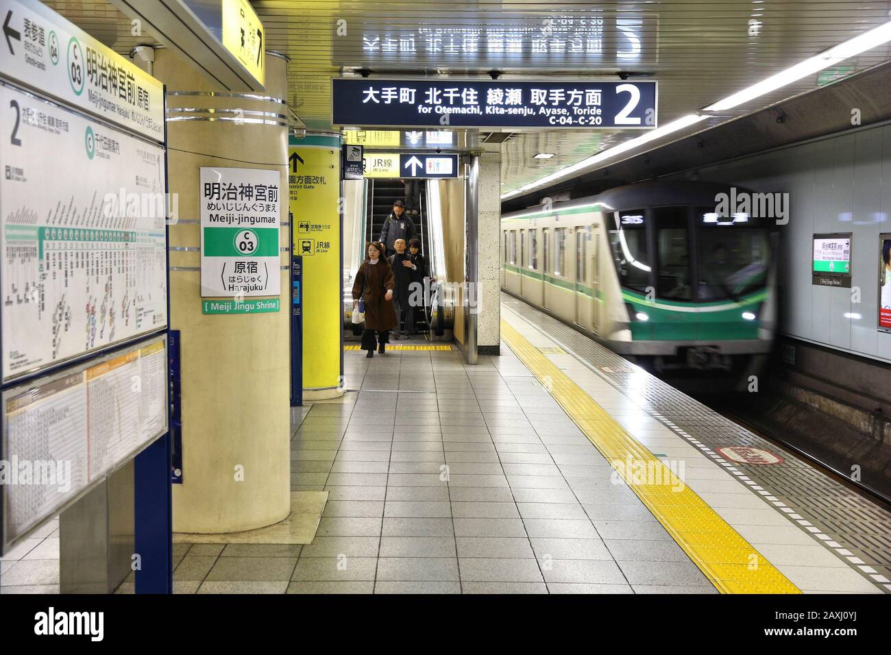 TOKYO, JAPON - 4 décembre 2016 : Les gens attendent pour former du métro de Tokyo. De Métro Toei et Tokyo Metro ont 285 stations et 8,7 millions d'utilisateurs quotidiens. Banque D'Images