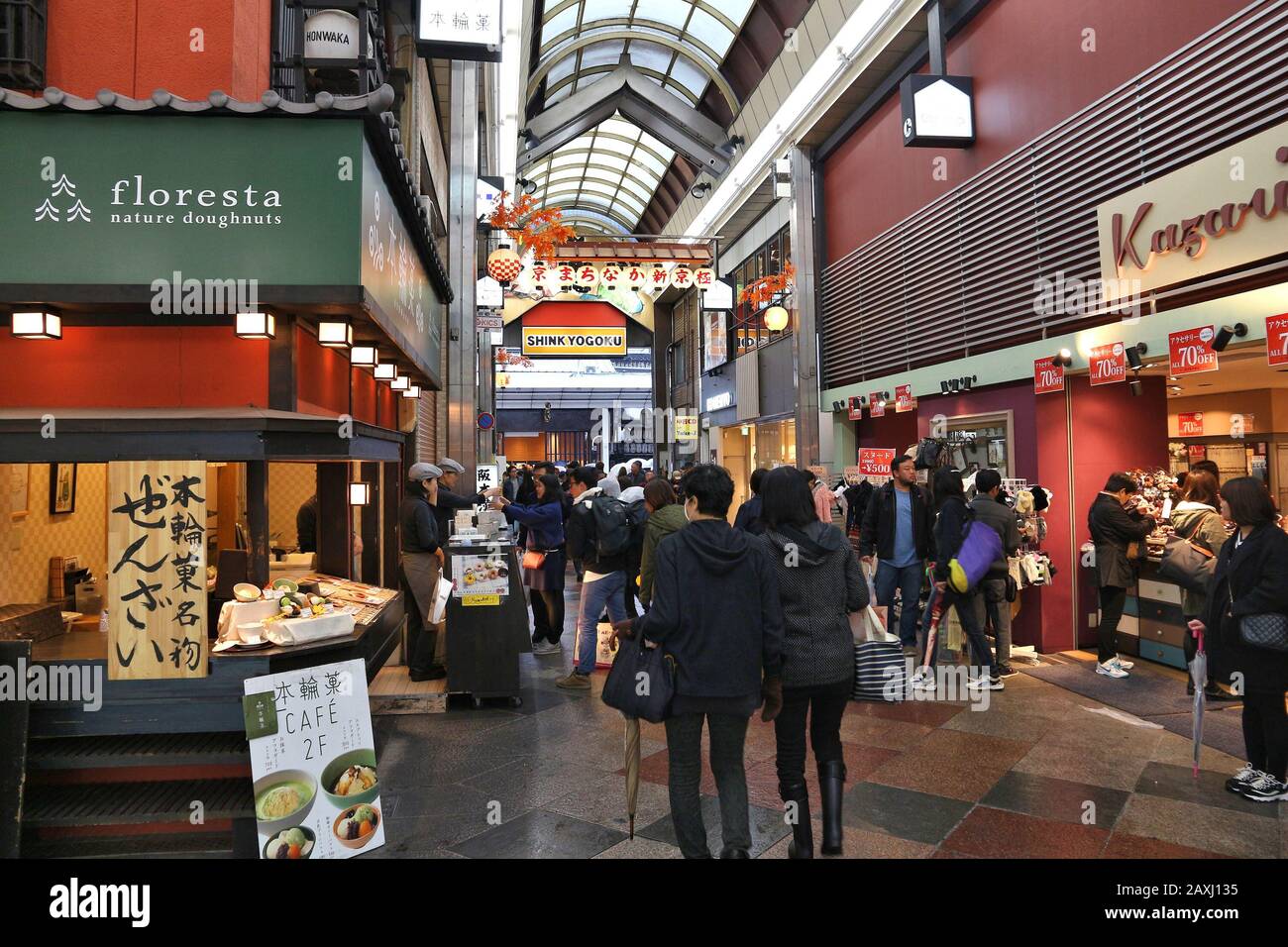 Kyoto, JAPON - 27 NOVEMBRE 2016 : les gens font leurs courses dans la salle de jeux d'arcade couverte de Shinkyogoku à Kyoto, Japon. Kyoto est une ville importante avec une population de 1,5 mille habitants Banque D'Images