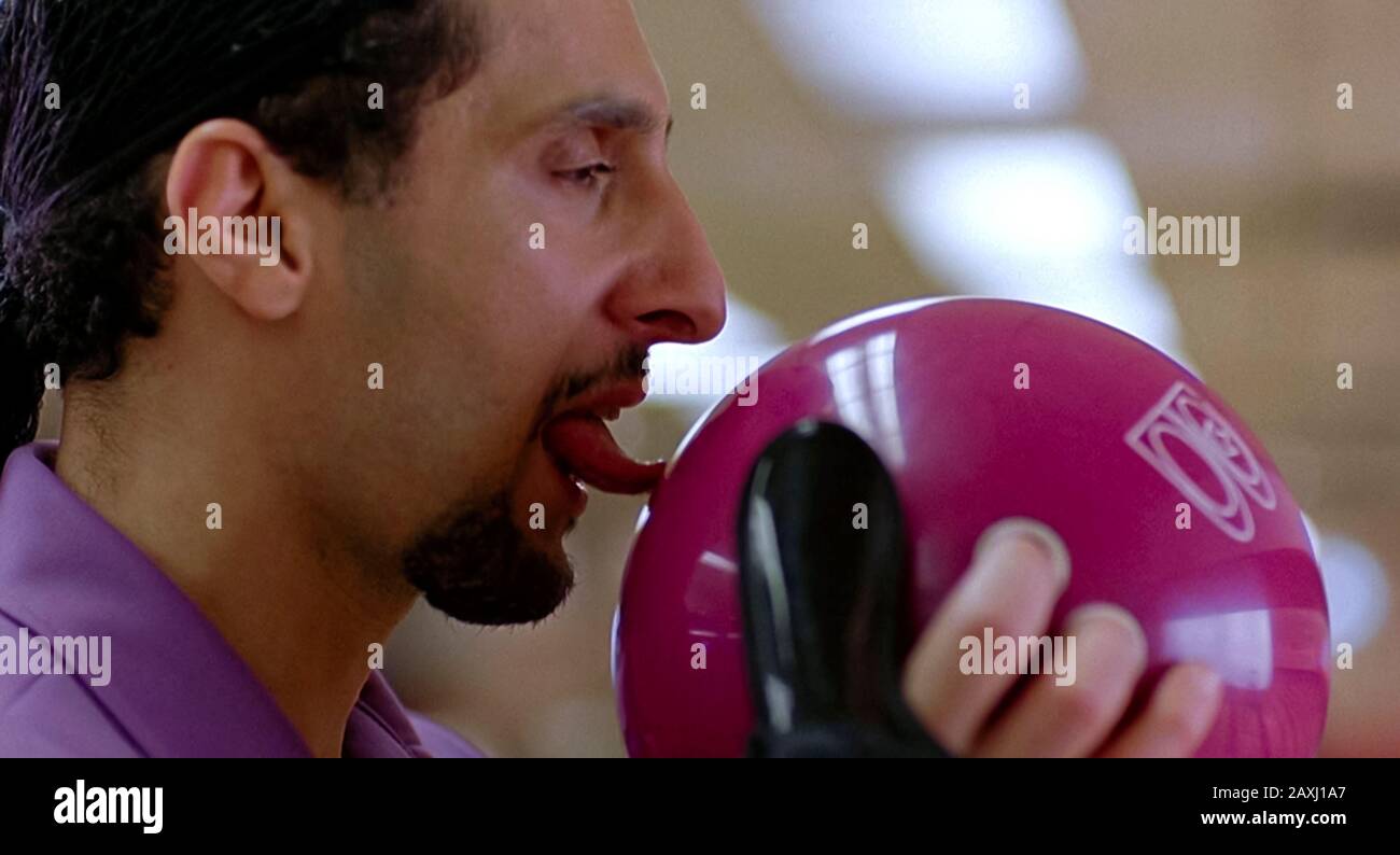 The Big Lebowski (1998) réalisé par Joel et Ethan Coen et mettant en vedette John Turturro comme Jésus Quintana dans ce classique culte sur la quête du Dude la compensation pour son tapis ruiné. Banque D'Images