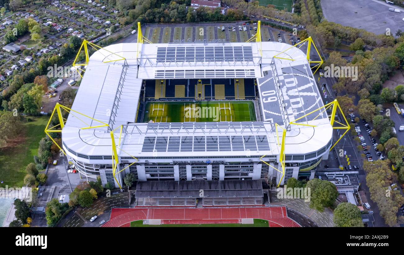 Westfalenstadion est un stade de football à Dortmund, en Allemagne, qui abrite la Borussia Dortmund. Officiellement Appelé Signal Iduna Park Banque D'Images