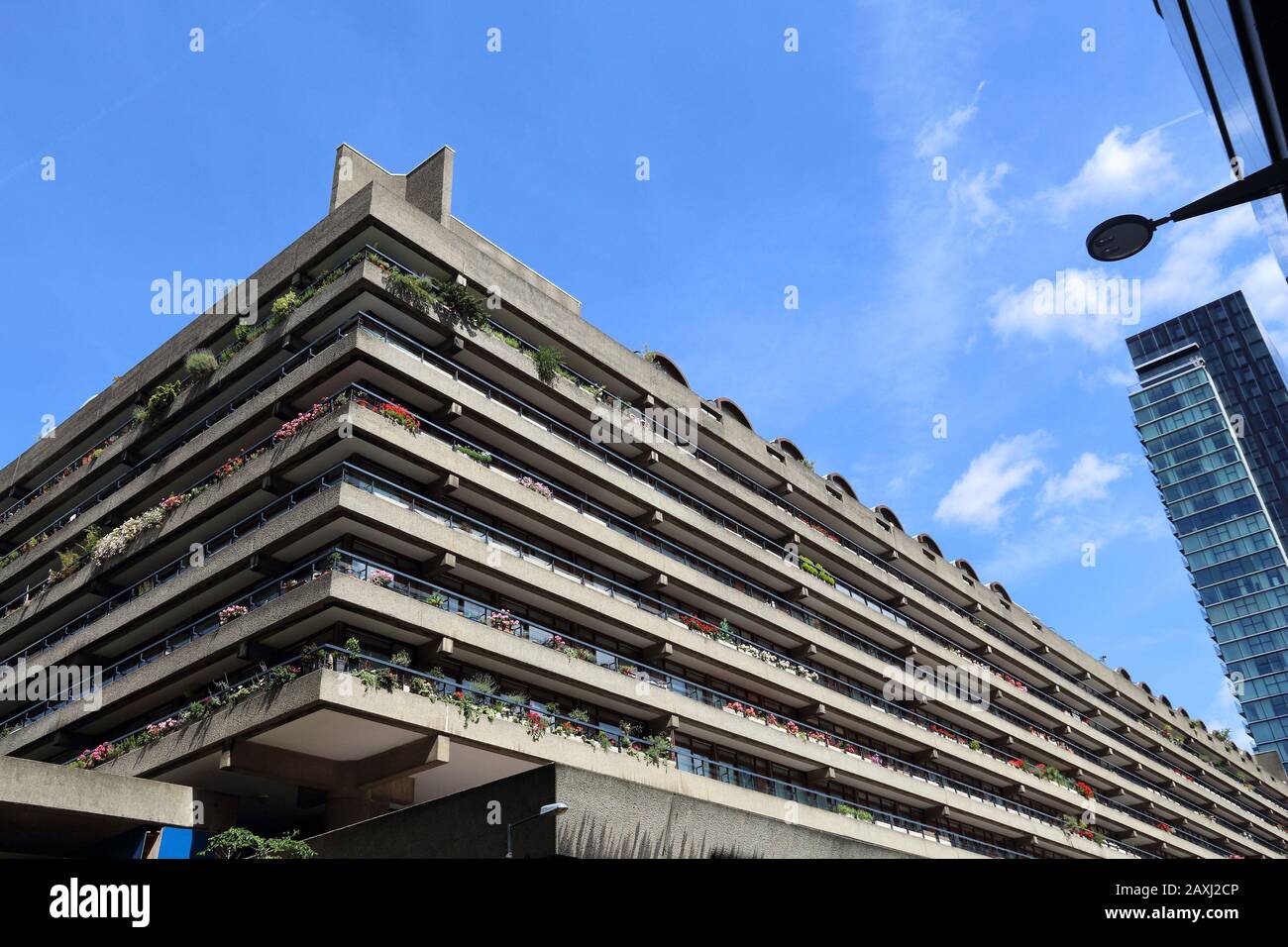 Londres, UK - 6 juillet 2016 : Barbican Estate dans la ville de Londres. Le domaine résidentiel de style brutaliste a été construit dans les années 60 et 70. Banque D'Images