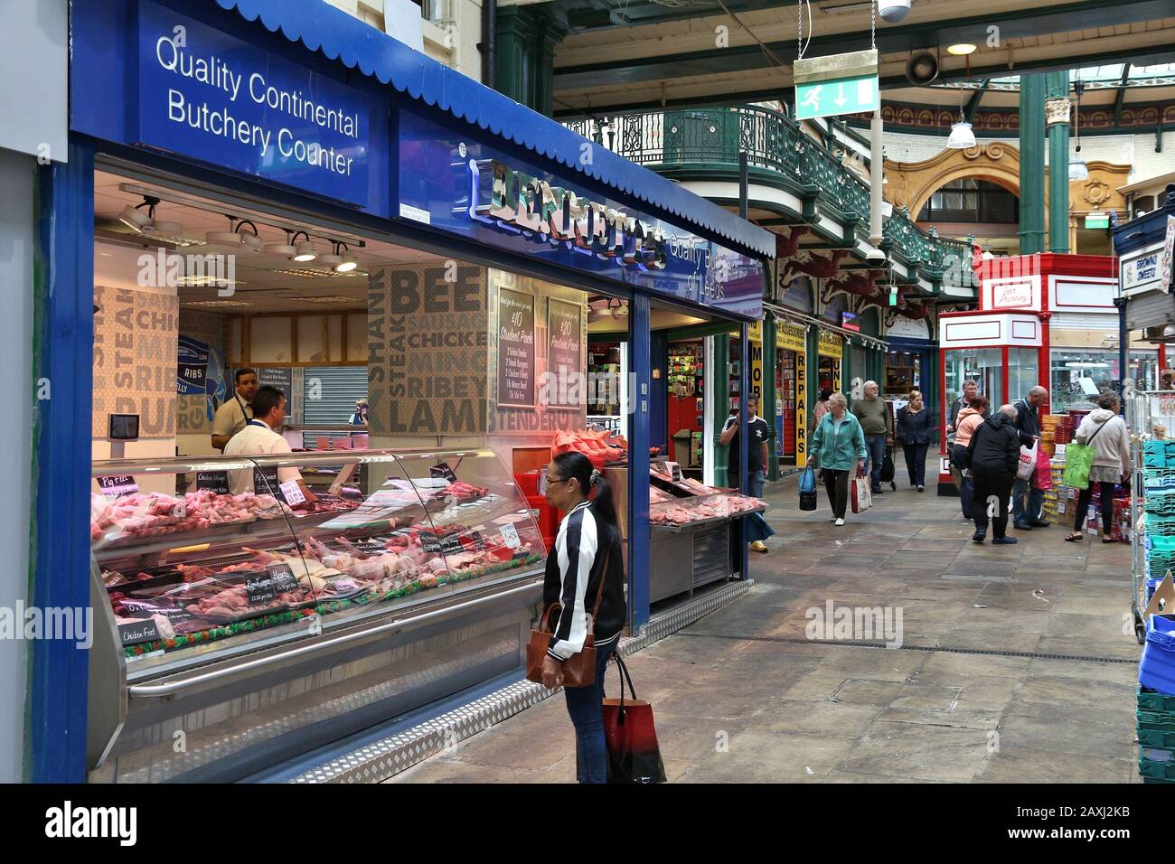 LEEDS, UK - 12 juillet 2016 : personnes visitent Leeds Kirkgate Market au Royaume-Uni. Il y a 800 stands dans le marché. Il est visité par 100 000 clients chaque semaine. Banque D'Images