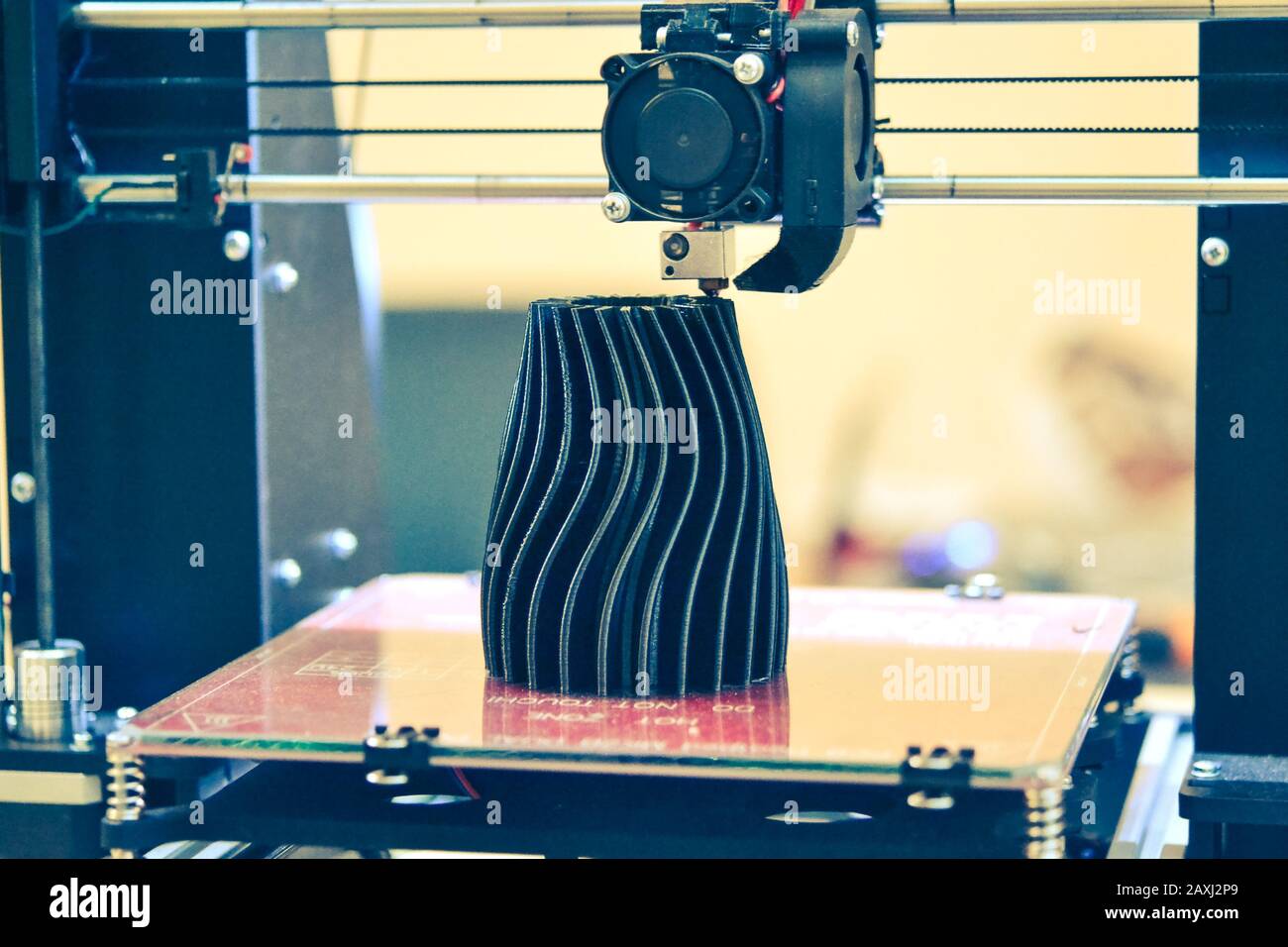 Le processus de travail de l'imprimante 3D et de création d'un objet tridimensionnel. Technologie moderne progressive des additifs. révolution industrielle de 4 hts. Banque D'Images