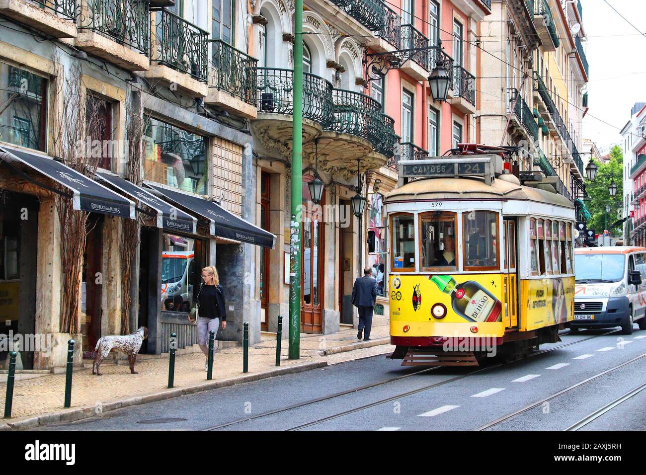 Lisbonne, Portugal - 6 juin 2018 : Les gens prendre le tram ligne 24 jaune dans quartier du Chiado, Lisbonne, Portugal. Le réseau de tramway de Lisbonne remonte à 1873, une Banque D'Images