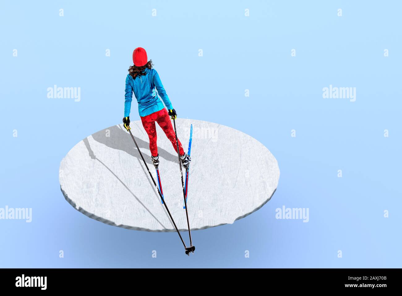 Une femme ski de fond dans la forêt d'hiver Banque D'Images