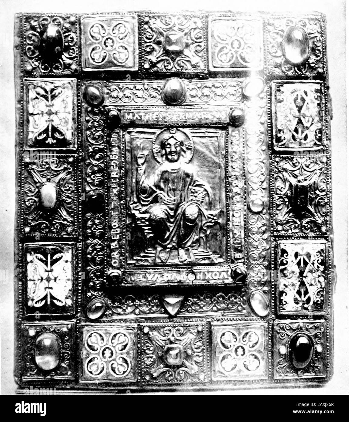 Dinanderie; une histoire et une description de l'œuvre d'art de mediæval en cuivre, laiton et bronze . avec cameos etstones mis en cachochon sur un fond métallique. Il y a deux beaux exemples dans le travail de cuivre, de dorures et de remousse de l'hôtel Cluny du XIIIe siècle, avec des fléaux de l'émail de Limoges. Parmi ceux-ci dans un cas, il n'y a qu'une seule couverture préservée, qui montre Christ étroné, gardée de la main droite de His en bénédiction et De Sa gauche tenant le livre de vérité, entouré des quatre symboles évangélistes, et belowthe Saint-Esprit flottant sur les nuages. L'autre exemple comporte les deux couvertures, dont l'une montre Banque D'Images