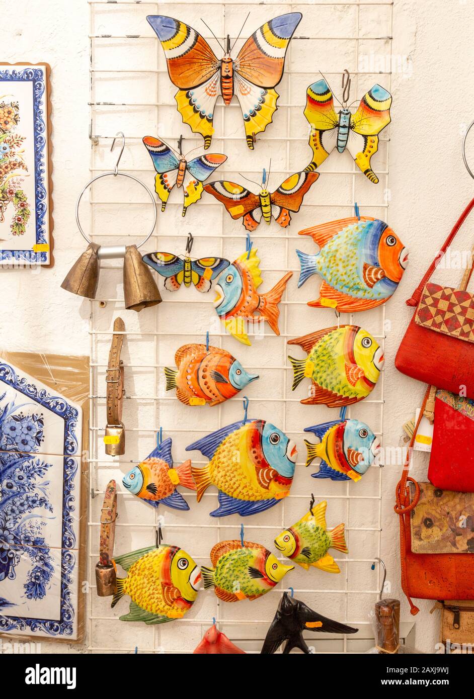 Près de la boutique exposition des produits souvenirs de poterie en céramique de papillons et de poissons en vente, ville d'Evora, Alto Alentejo, Portugal, Europe du Sud Banque D'Images