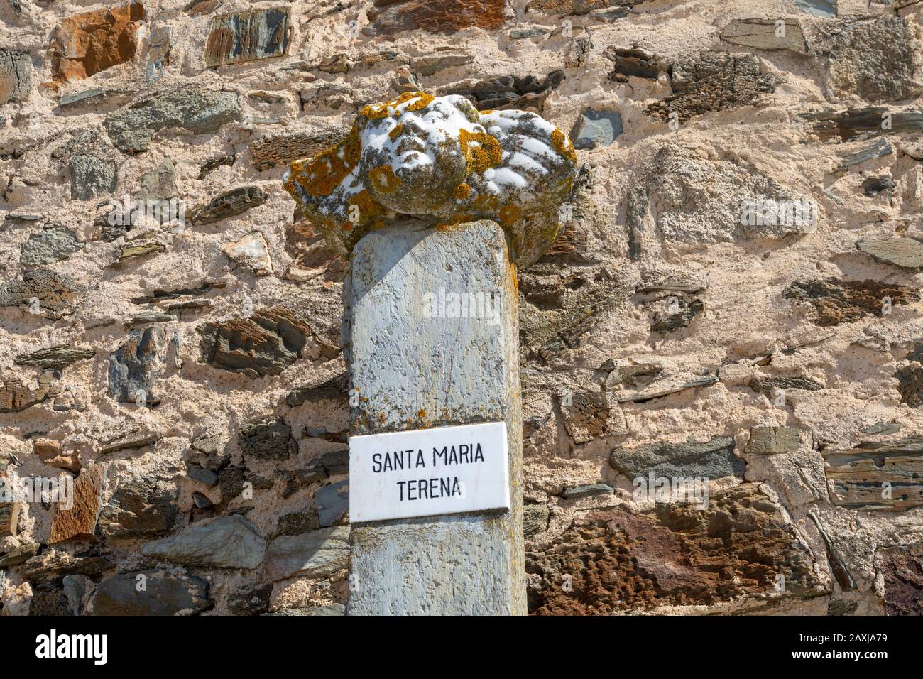 Ancienne sculpture en marbre de Saint Mary, Santa Maria, vieillit avec le village de Terena, Alentejo Central, Portugal Banque D'Images