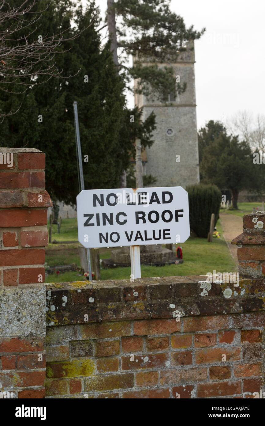 Pas de toit en zinc plomb pas de signe De Valeur à l'extérieur de l'église pour dissuader les voleurs potentiels qui ciblent les églises pour leurs toits en plomb, Ellingham, Norfolk, Angleterre, Royaume-Uni Banque D'Images