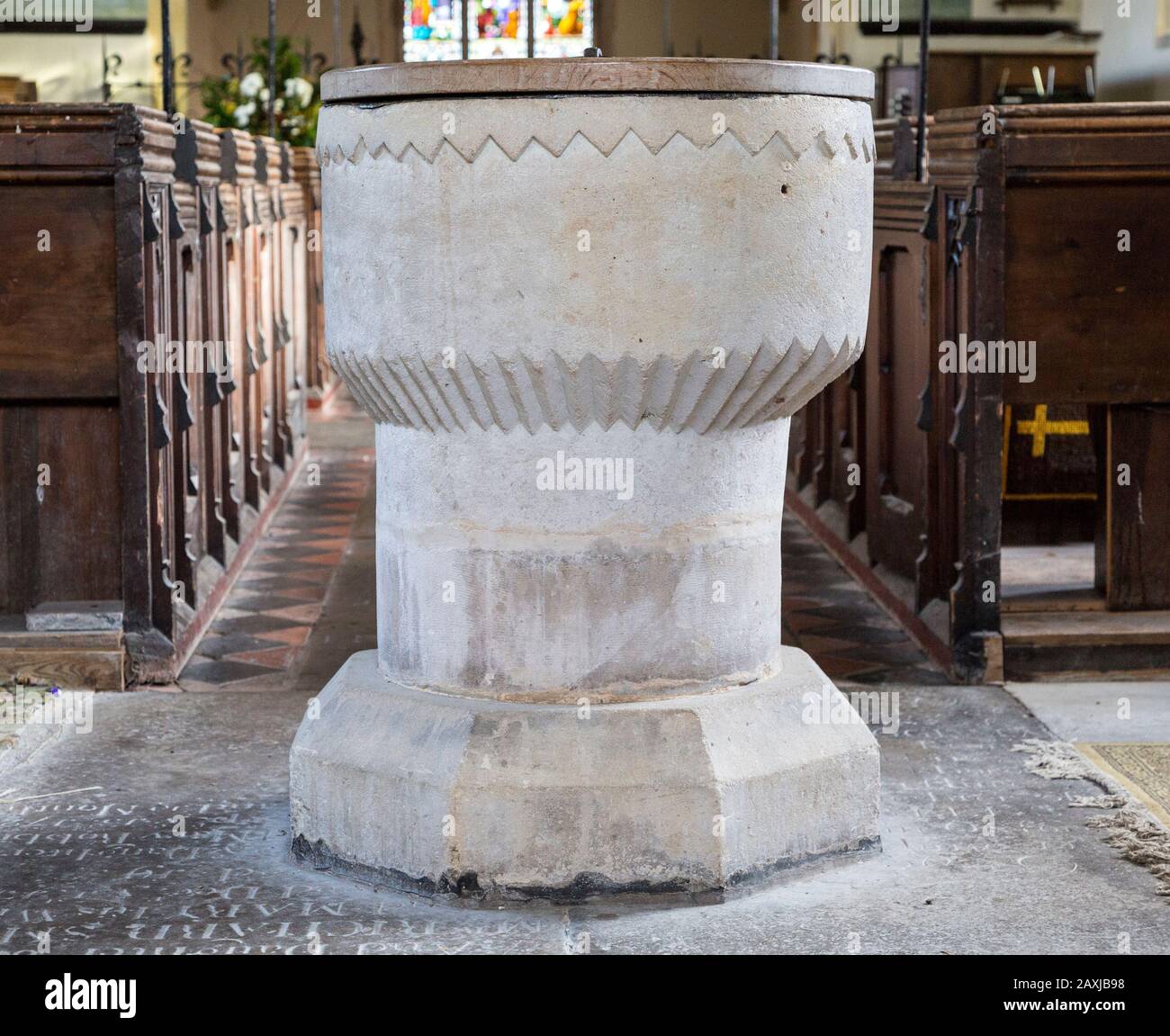 Police baptismale en pierre du XIIe siècle décorée simplement à l'intérieur de l'église de Stanton St Bernard, Wiltshire, Angleterre, Royaume-Uni Banque D'Images