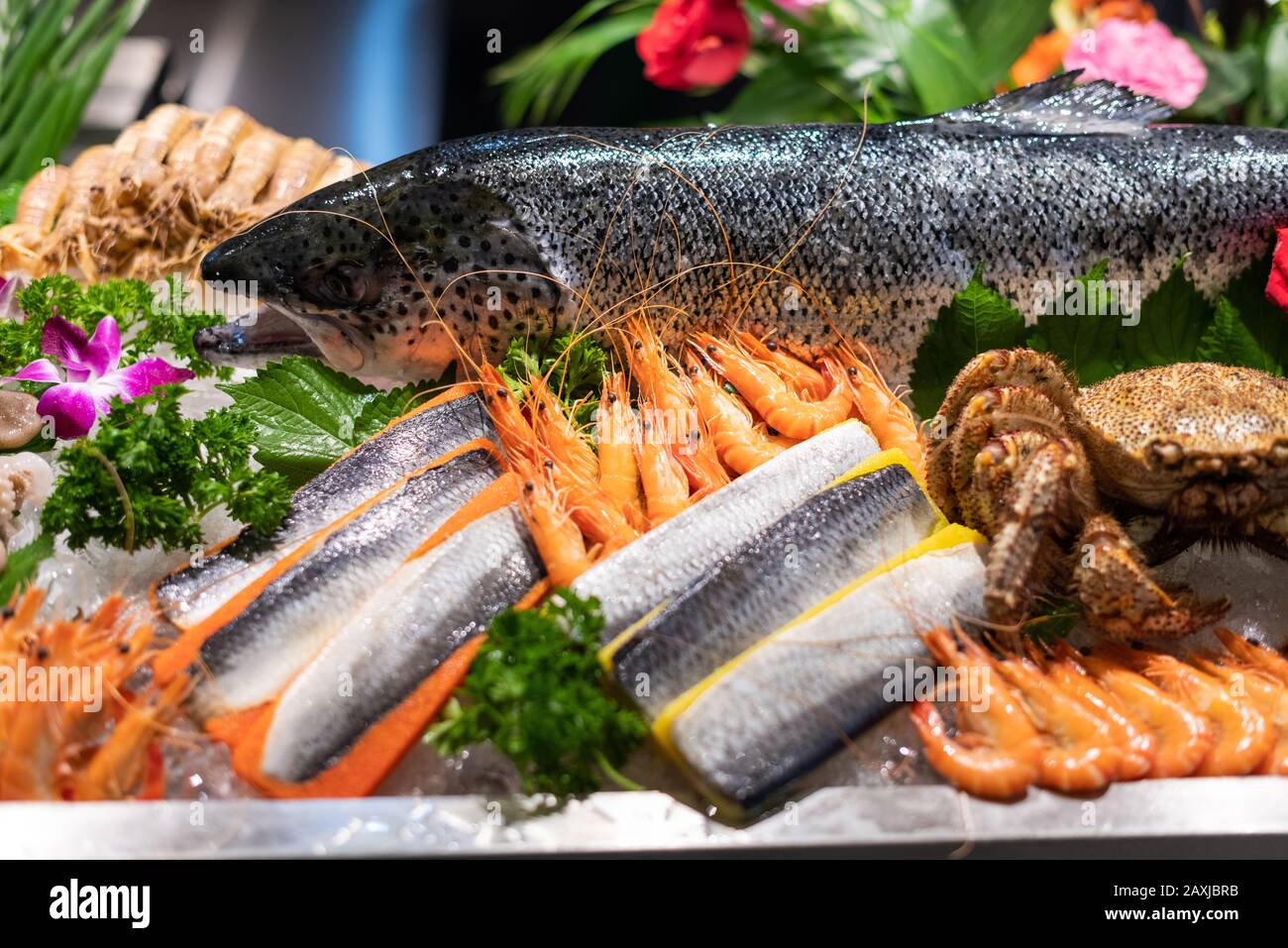 Dîner-buffet avec variété de fruits de mer dans un hôtel de luxe. Banque D'Images