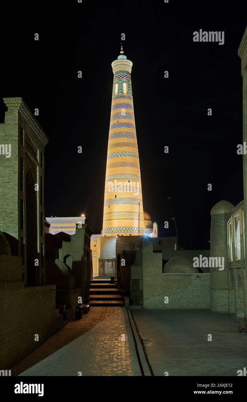 Photo nocturne de l'Islam éclairé Khodja ou Islam Khoja Minaret et Madrassah, Itchan-Kala, Khiva, Ouzbékistan, Asie centrale Banque D'Images