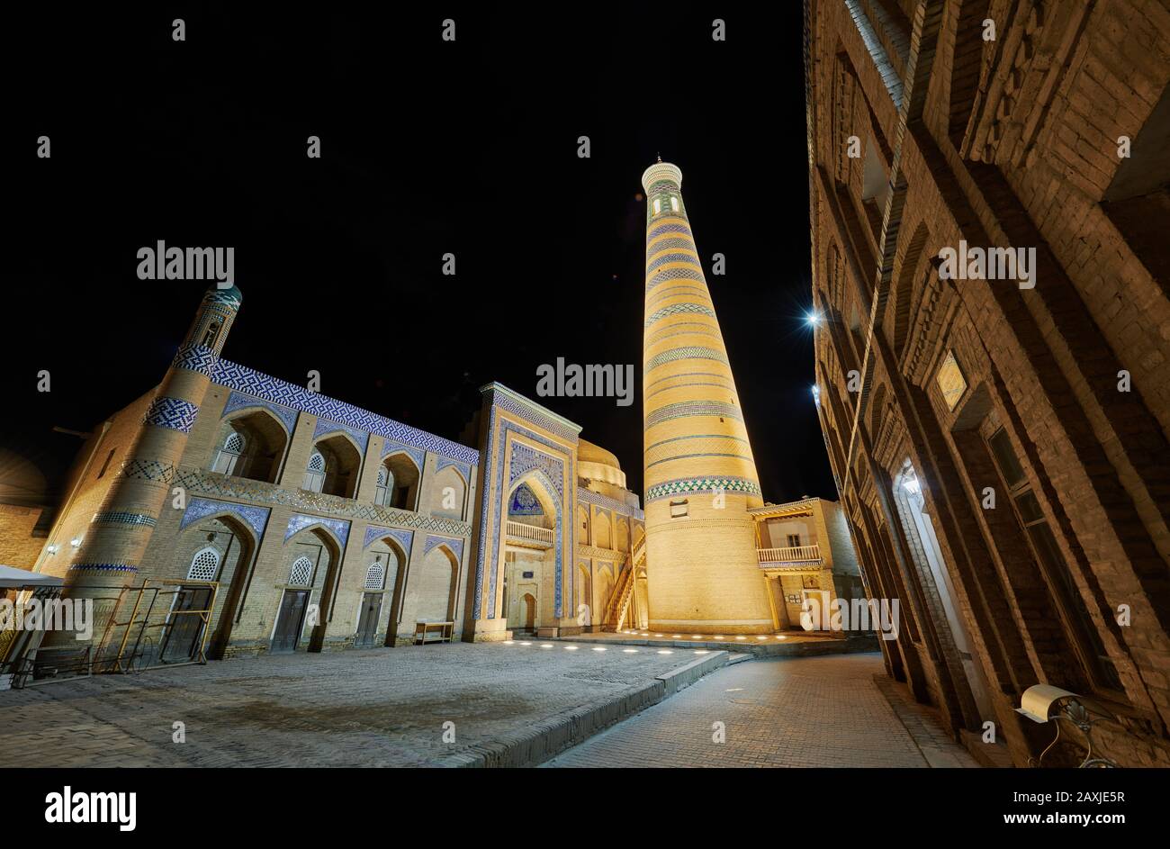 Photo nocturne de l'Islam éclairé Khodja ou Islam Khoja Minaret et Madrassah, Itchan-Kala, Khiva, Ouzbékistan, Asie centrale Banque D'Images