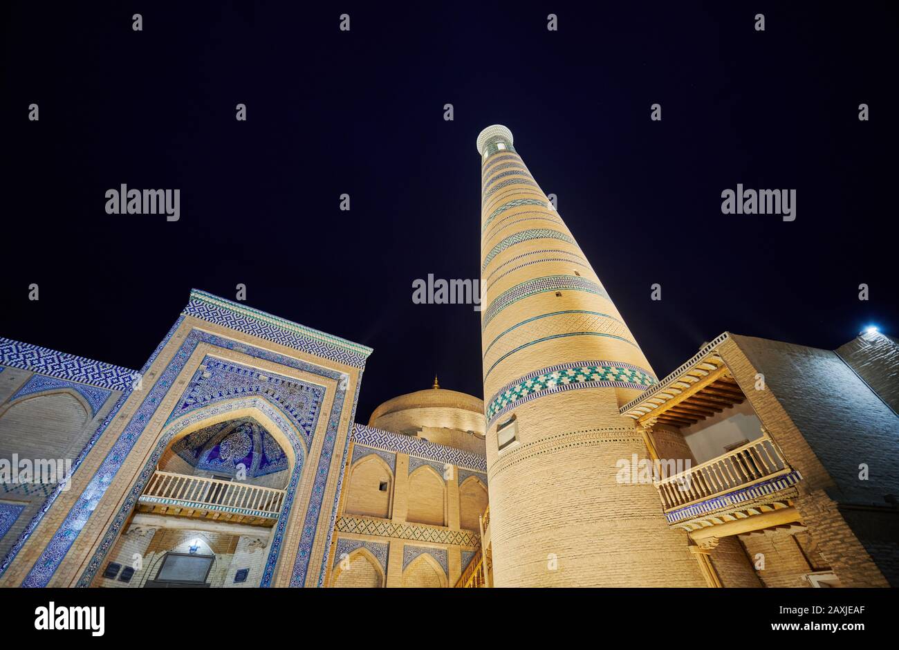 Photo nocturne de l'Islam éclairé Khodja ou Islam Khoja Minaret et Madrassah, Itchan-Kala, Khiva, Ouzbékistan, Asie centrale Banque D'Images