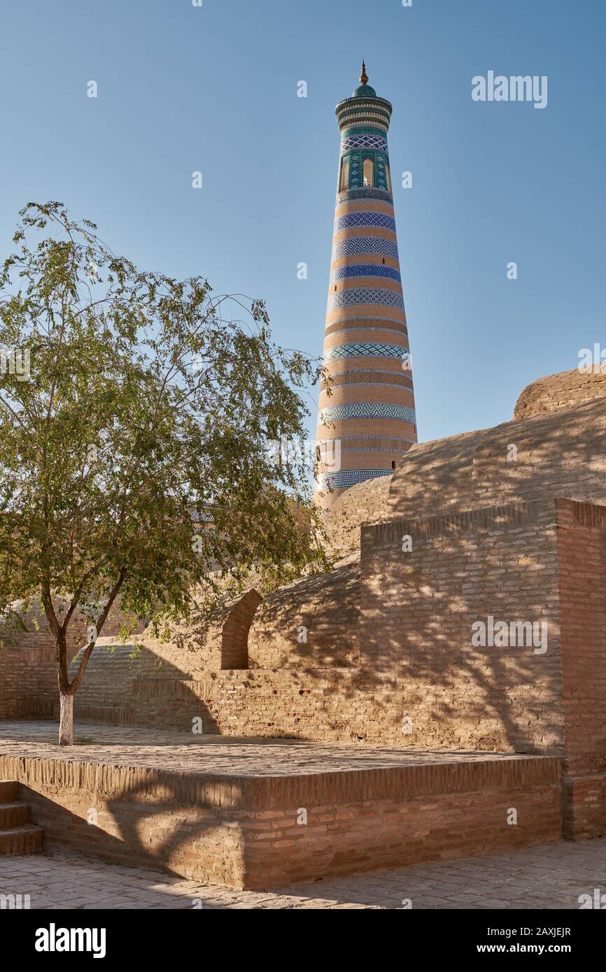 Islam Khodja Ou Islam Khoja Minaret Et Madrassah, Itchan-Kala, Khiva, Ouzbékistan, Asie Centrale Banque D'Images