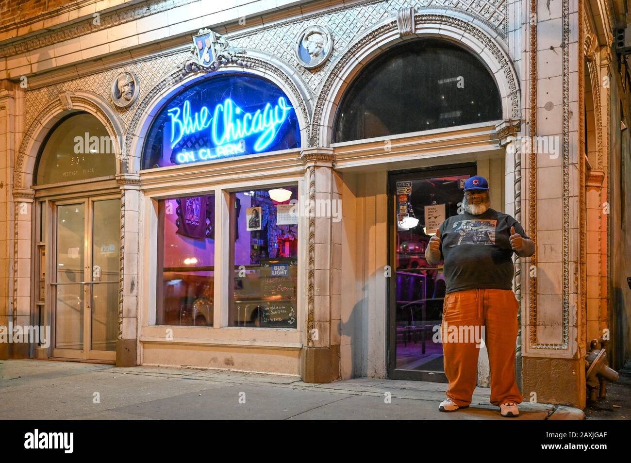 Chicago par bleu nuit sur North Clarke Street dans le centre-ville de Chicago. Ce célèbre club de blues a ouvert ses portes en 1985. Banque D'Images