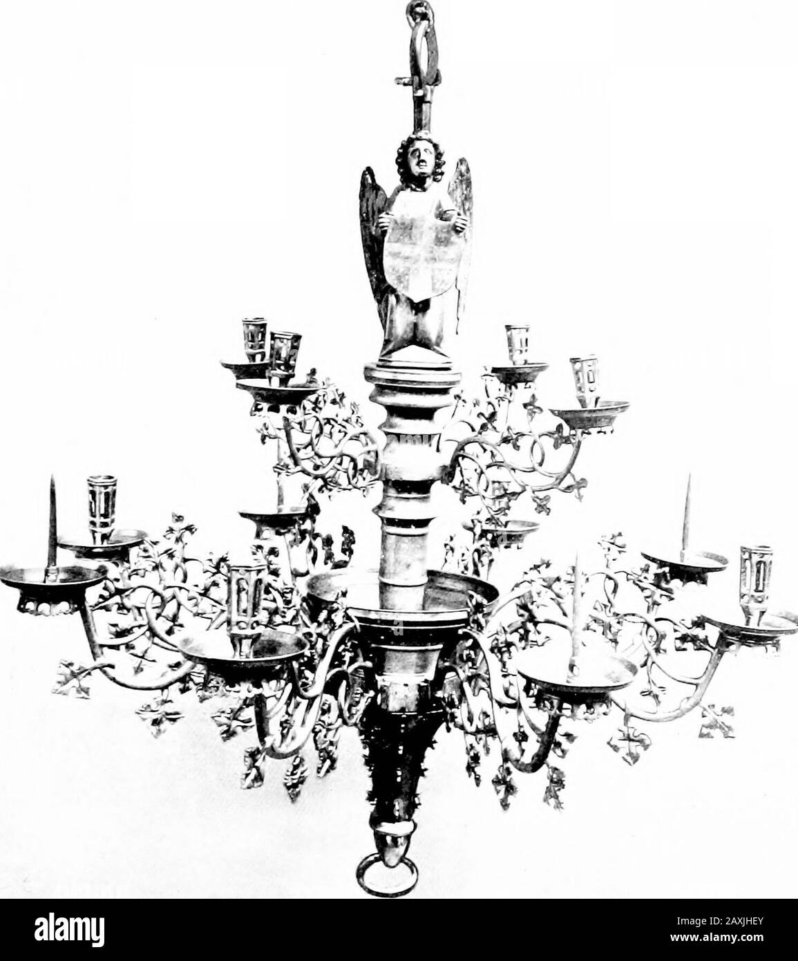 Dinanderie; une histoire et une description de l'œuvre d'art de mediæval en cuivre, laiton et bronze . Fig. 47.—Chandelier, Église du Temple, chandelier de Bristol au Victoria and Albert Museum (plate XXVI.), mais de quelle façon il est apparu incertain. Il.ALE XX[ CIIAXDELIUE, IX LE musée V. AXD A. &lt;^ ^-^ Banque D'Images