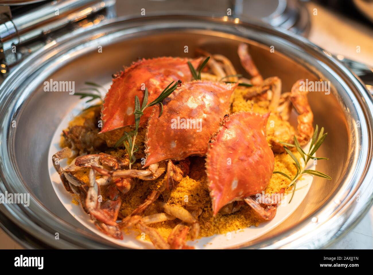 Un plat chinois de crabe sur une assiette Banque D'Images