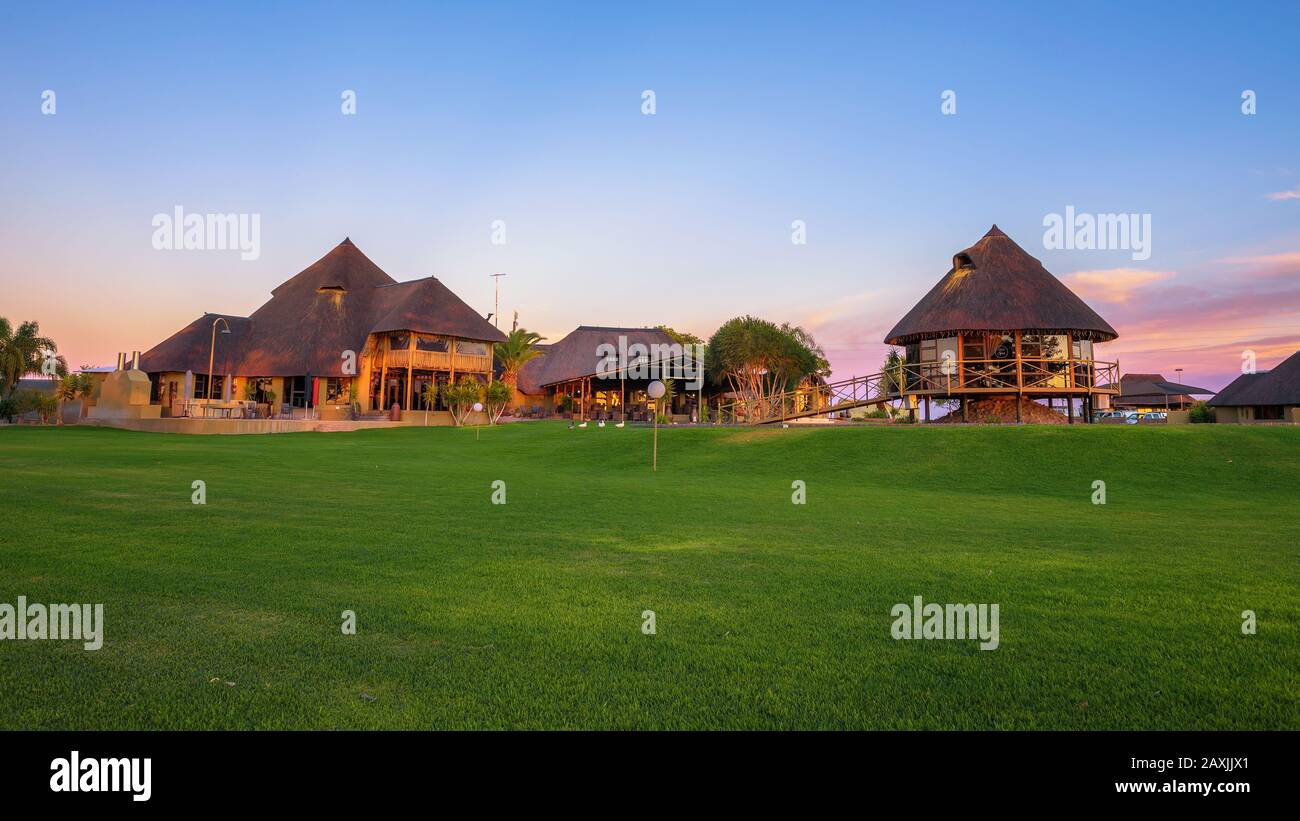 Lever du soleil au-dessus d'une game lodge de luxe près de le désert du Kalahari en Namibie Banque D'Images