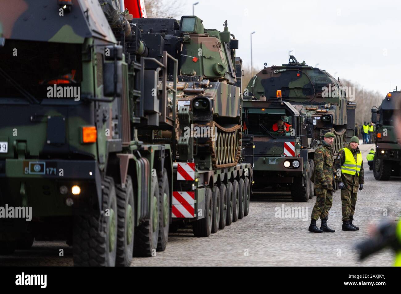 Bergen, Allemagne. 12 février 2020. Un howitzer auto-propulsé M109A6 (avant) et un véhicule d'approvisionnement en munitions M992A2 de l'armée américaine seront chargés sur les transporteurs lourds de la Bundeswehr pendant l'exercice 'Defender-Europe 20'. 37 000 soldats de 18 nations participent à l'exercice, et quelque 20 000 soldats sont transférés des États-Unis vers l'Europe. Crédit: Philipp Schulze/Dpa/Alay Live News Banque D'Images